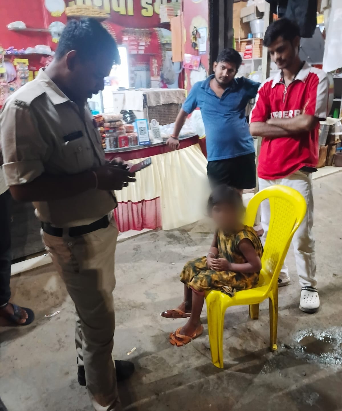 रीवा के थाना अमझिया क्षेत्र में घर से निकलकर रास्ता भटकी 07 वर्षीय बालिका, डायल-112 जवानों ने परिजन से मिलाया।